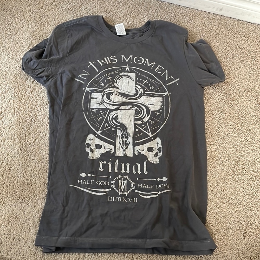 COMFY HOT TOPIC TEE SIZE M
